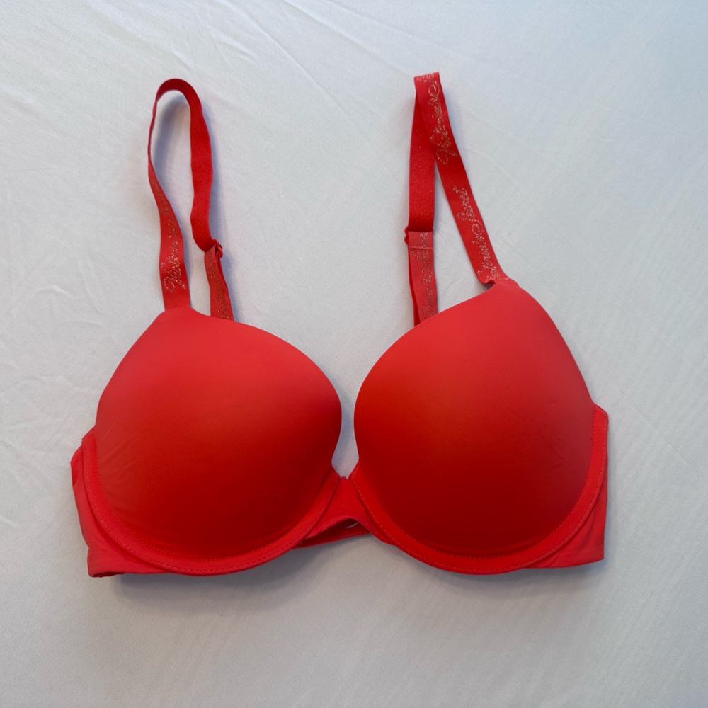 Victoria’s Secret Body by Victoria T-Shirt Push Up Bra Red 32D Logo Strap
